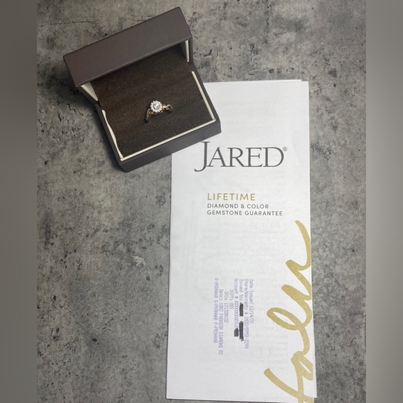 10K2 Fashion Diamond Ring 3/8 TDW Flower shaped. Size 5 - Picture 11 of 11